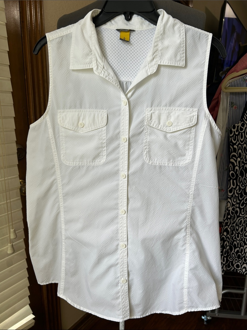 Eddie Bauer White Travex sleeveless Button collared Shirt Large pre-owned